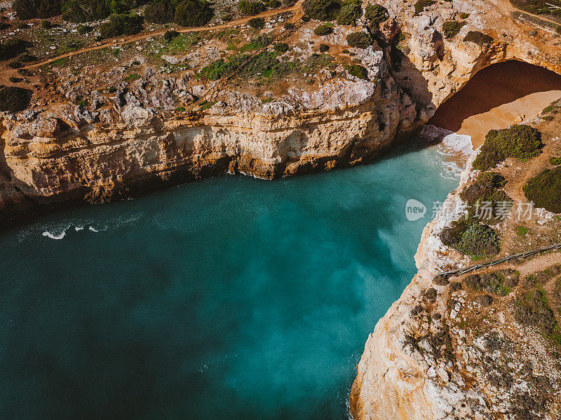 鸟瞰普拉亚do Cão Raivoso在美丽的阿尔加维海岸线附近的贝纳吉尔洞穴，葡萄牙